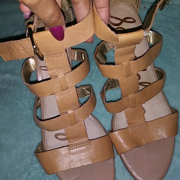 Small wedge tan sandals. - Picture 2 of 7
